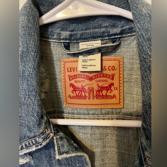 Levi’s Cropped Denim Vest - Picture 2 of 3